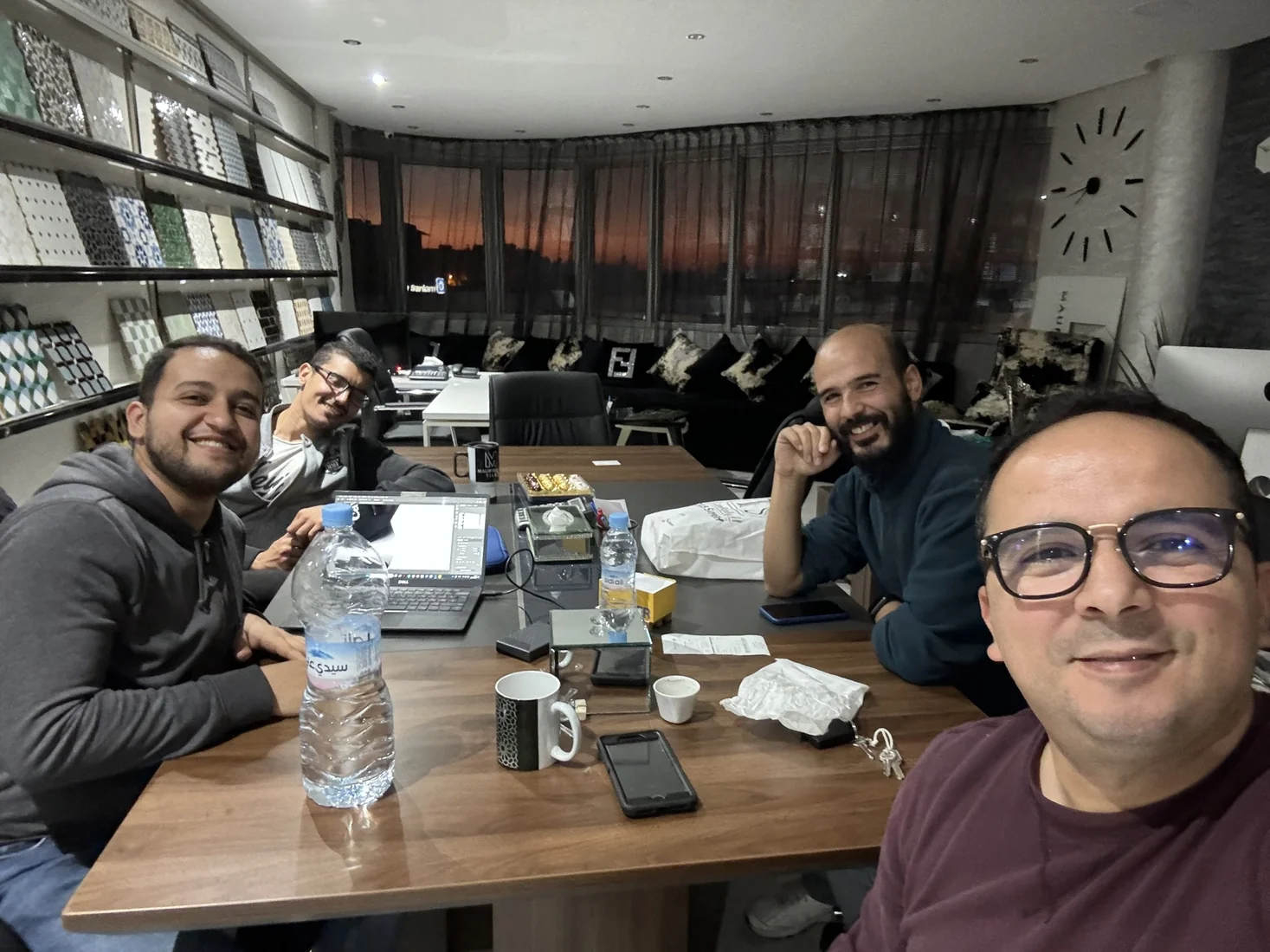 Photo réelle d’une session de travail et de collaboration avec Arabesque