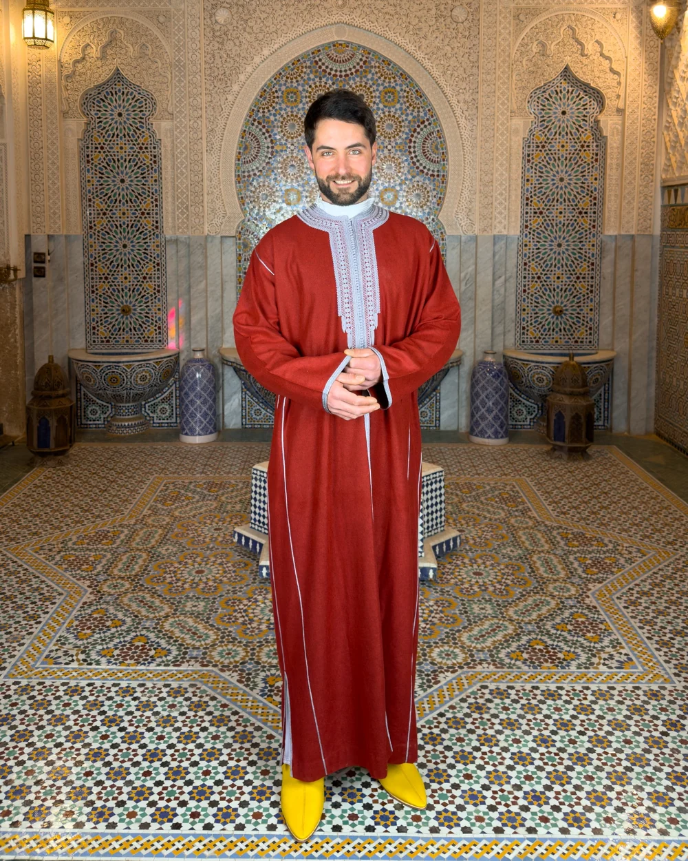 Shooting produit Moroccan Universe — modèle en tenue traditionnelle rouge