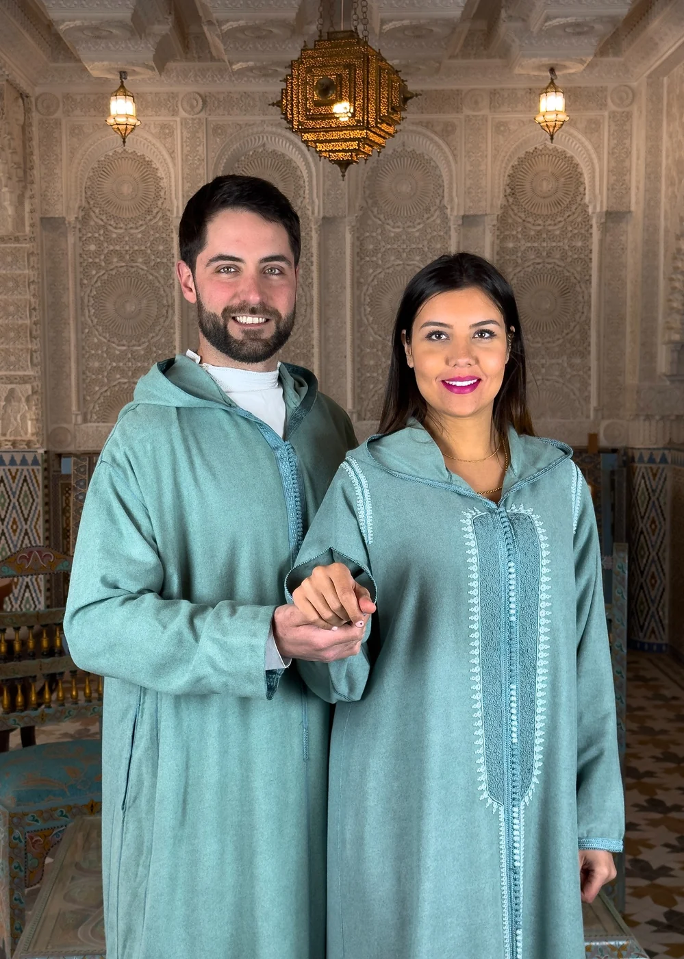 Shooting réel Moroccan Universe présentant deux modèles en tenues traditionnelles