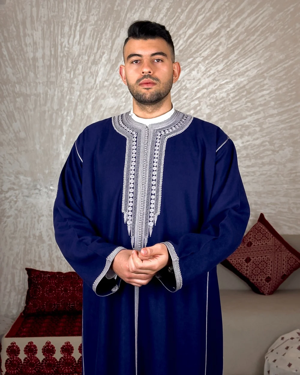 Shooting produit Moroccan Universe — tenue traditionnelle bleu nuit