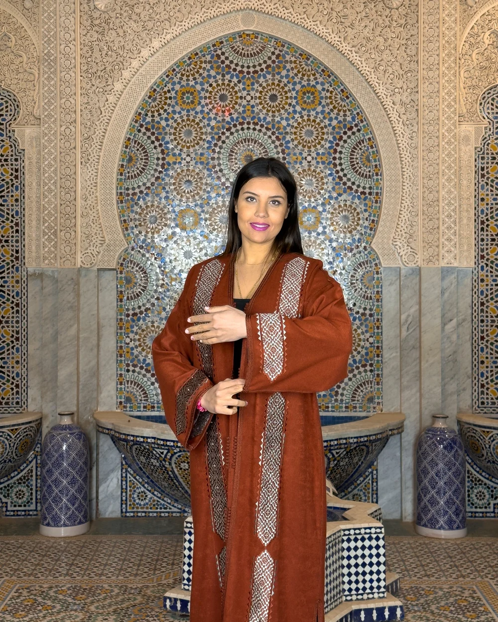 Shooting produit Moroccan Universe — modèle en tenue traditionnelle brune